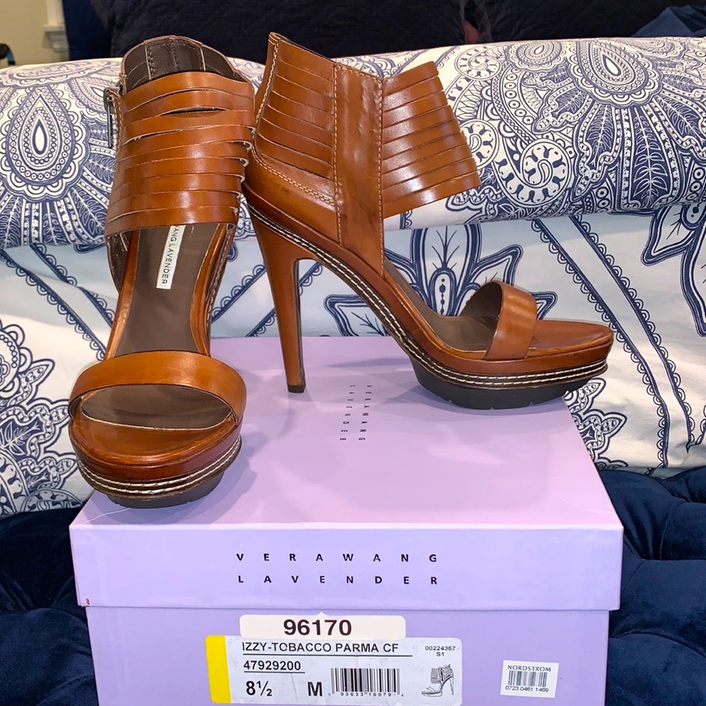 Vera Wang Lavender Izzy Tobacco Parma NEW in BOX!!